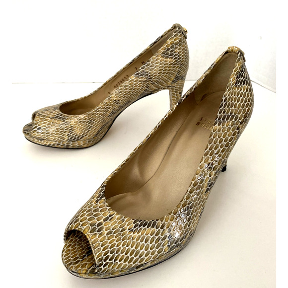 Stuart Weitzman Logo Plainfield Pump Beige Snake Embossed Patent Leather Peep 7 - Picture 6 of 9